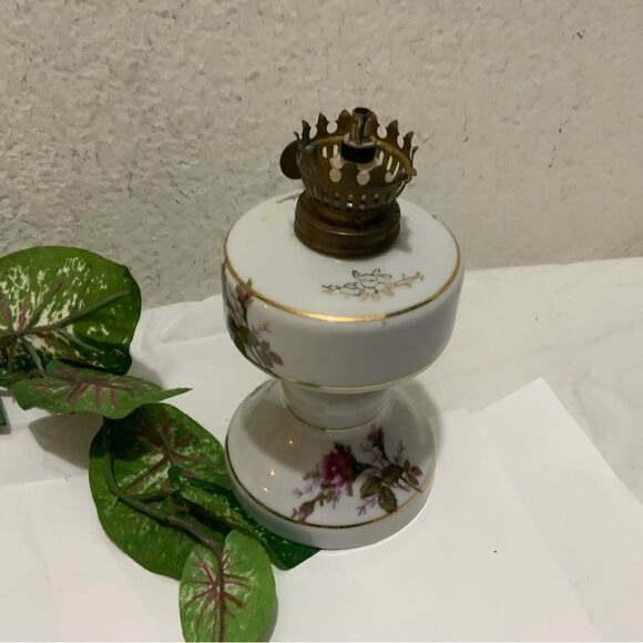 VINTAGE TILSO JAPAN  OIL LANTERN AND CHIMNEY WITH PINK ROSES 7” no glass G16 - Picture 6 of 7